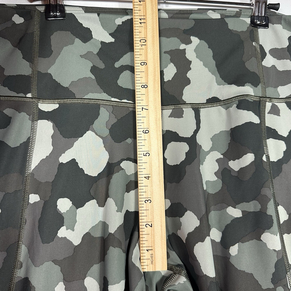 Athleta Lightning Camo 7/8 Tight with Pockets Size Large - Picture 7 of 8